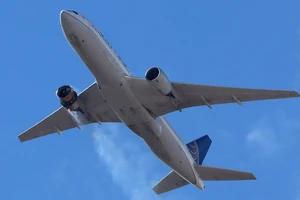 Máy bay Boeing 777-200 bị vỡ động cơ hôm 21-2. Ảnh: REUTERS