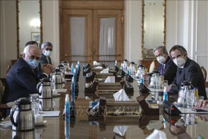 Tổng Giám đốc Cơ quan Năng lượng nguyên tử quốc tế (IAEA) Rafael Grossi (phải) trong cuộc gặp với Ngoại trưởng Iran ngày 21-2-2021. Ảnh: TTXVN