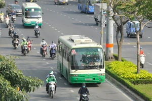 Xe buýt đi trên đường Điện Biên Phủ, đoạn giữa vòng xoay Hàng Xanh và cầu Sài Gòn ngày 22-2-2021. Ảnh: CAO THĂNG