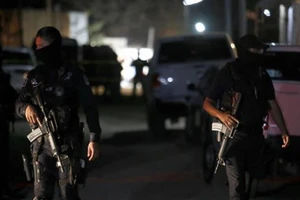 Cảnh sát điều tra hiện trường vụ xả súng tại bang Jalisco, Mexico ngày 27-2-2021. Nguồn: TTXVN