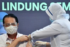 Tổng giám đốc Cơ quan Y tế Malaysia, Tiến sĩ Noor Hisham Abdullah được tiêm chủng vaccine ngừa COVID-19 tại Putrajaya, ngày 24-2-2021. Nguồn: TTXVN