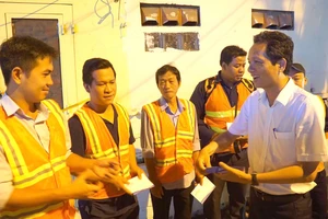 Đại diện Ban giám đốc Công ty cổ phần Cấp nước Gia Định, động viên nhân viên thực hiện công tác giảm thất thoát nước