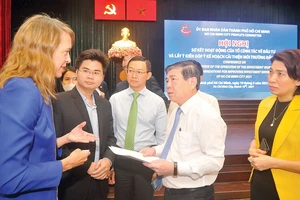 Chủ tịch UBND TPHCM Nguyễn Thành Phong trao đổi với các đại biểu. Ảnh: CAO THĂNG