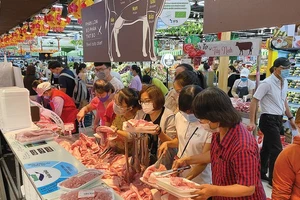 Mua thịt heo tại siêu thị ở quận 7. Ảnh: CAO THĂNG