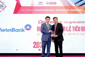 Ông Đàm Hồng Tiến, Giám đốc Khối bán lẻ VietinBank nhận giải tại sự kiện