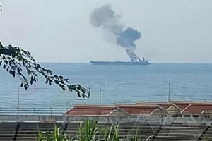  Khói bốc lên từ tàu chở dầu của Iran sau khi bị tấn công. Nguồn: TTXVN