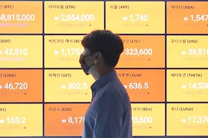 Giá của các đồng tiền ảo được niêm yết trên bảng điện tử của sàn giao dịch Bithumb ở quận Gangnam, thủ đô Seoul
