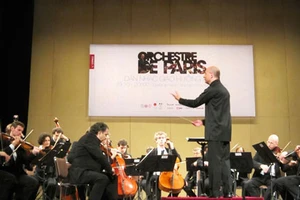 Dàn nhạc giao hưởng biểu diễn trong bảo tàng 