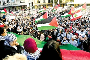 Ngày 15-5, hàng ngàn người đã diễu hành ở các thành phố Sydney (Australia) phản đối các cuộc tấn công của Israel vào Dải Gaza. Ảnh: REUTERS 