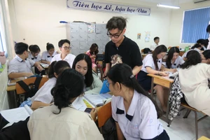 Học sinh Trường THPT Nguyễn Du (quận 10) tham gia hoạt động trải nghiệm “Một ngày làm giáo viên”, cuối tháng 3-2021