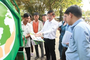 Ông Đặng Quế Hùng - Giám Đốc SP.SAMCO giới thiệu Xe ép rác 2m3 tại hội nghị chuyển đổi phương tiện vận chuyển chất thải rắn sinh hoạt