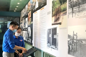 Tham quan container tái hiện mô hình 5 nhà tù lớn ở miền Nam Việt Nam trong thời kỳ kháng chiến chống Mỹ