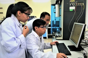 Các nhà khoa học đang làm việc tại Trung tâm Nghiên cứu vật liệu cấu trúc nano và phân tử (ĐH Quốc gia TPHCM)
