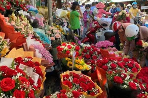 Tạm ngưng kinh doanh chợ hoa Đầm Sen