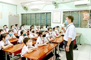 Thầy trò Trường Tiểu học Nguyễn Thị Minh Khai (quận Gò Vấp, TPHCM) trong một giờ lên lớp vào giữa tháng 4-2021. Ảnh: MINH QUÂN
