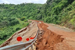 Xây bờ kè khắc phục sự cố sạt lở trên tuyến đường liên xã Nam Ka - Ea R’Bin, huyện Kắk, tỉnh Đắk Lắk