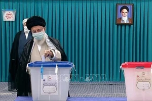 Lãnh tụ tối cao Iran Ayatollah Ali Khamenei bỏ phiếu tại một địa điểm bầu cử ở Tehran. Ảnh: IRNA/TTXVN