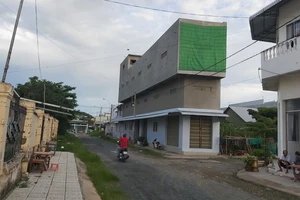 Nhà yến trong khu dân cư phường 4 (TP Cà Mau, tỉnh Cà Mau) nằm cạnh Trường Tiểu học Văn Lang