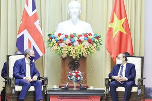 Chủ tịch nước Nguyễn Xuân Phúc tiếp Bộ trưởng Dominic Raab. Ảnh: QUANG PHÚC