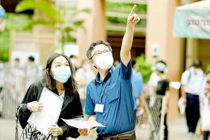Giám thị hướng dẫn thí sinh tại điểm thi Trường THCS Lý Phong, quận 5, TPHCM. Ảnh: HOÀNG HÙNG