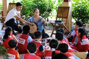 Lục Phạm Quỳnh Nhi trong một buổi trò chuyện về cổ nhạc (ảnh chụp trước khi dịch bệnh bùng phát trong cộng đồng)