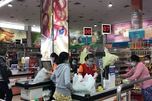 Khách mua sắm tại Satramart Siêu thị Phạm Hùng
