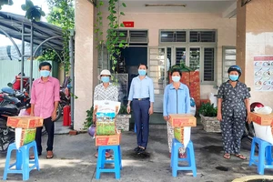 UBND phường Vĩnh Phú, TP Thuận An, tỉnh Bình Dương tặng quà cho gia đình khó khăn ở trong khu vực phong tỏa