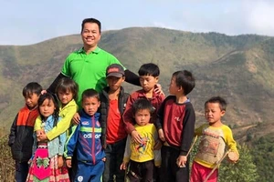 Anh Trà Văn Kính cùng trẻ em ở bản Phá Thóng, Sơn La