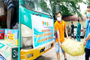 Chuyến xe yêu thương của Tỉnh đoàn Bình Phước hỗ trợ người dân TPHCM