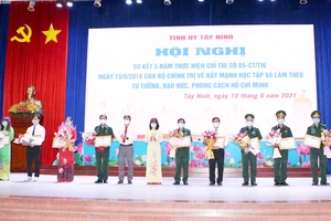 Tỉnh ủy Tây Ninh khen thưởng tập thể, cá nhân có thành tích xuất sắc trong học tập và làm theo tư tuởng, đạo đức, phong cách Hồ Chí Minh giai đoạn 2016-2021 