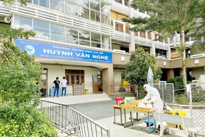 Trường THCS Huỳnh Văn Nghệ (quận Gò Vấp) được trưng dụng làm khu cách ly tập trung. Ảnh: HOÀNG HÙNG