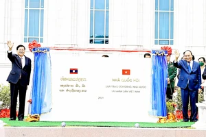 Chủ tịch nước Nguyễn Xuân Phúc và Tổng Bí thư, Chủ tịch nước Lào Thongloun Sisoulith dự lễ bàn giao, trao tặng Nhà Quốc hội Lào. Ảnh: TTXVN