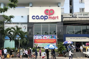 Người dân xếp hàng mua thực phẩm tại siêu thị Co.opmart đường Chu Văn An, quận Bình Thạnh