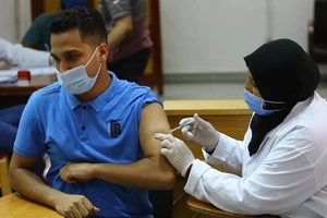 Nhân viên y tế tiêm vaccine phòng Covid-19 cho người dân tại Dakahlia, Ai Cập. Ảnh: THX/TTXVN 