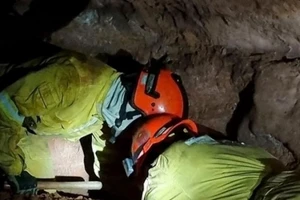 Các nhân viên cứu hỏa đang nỗ lực giải cứu những đồng đội mắc kẹt trong một hang động bị sập lối vào ở thành phố Altinopolis, bang Sao Paulo, Brazil, ngày 31-10. Ảnh: Sao Paulo State's Military Polic