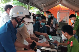 Người dân khai báo y tế tại chốt kiểm soát trên Quốc lộ 51, Bà Rịa - Vũng Tàu
