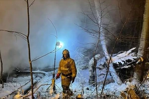 Hiện trường vụ máy bay vận tải An-12 rơi ở vùng Irkutsk, phía Đông Siberia của Nga. Ảnh: REUTERS