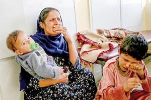 Một phụ nữ Afghanistan khóc sau vụ tấn công bệnh viện quân y ở Kabul ngày 2-11 Ảnh: REUTERS