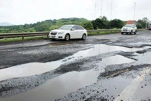 Phú Yên: Đề nghị Bộ GTVT khắc phục triệt để hư hỏng tại dự án quốc lộ 1A 