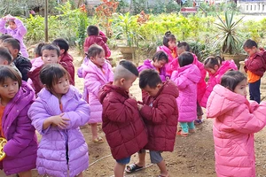 Các cô giáo Trường Mầm non xã Lâm Hóa, huyện Tuyên Hóa vận động xin áo ấm, chăn ấm cho học trò. Ảnh: MINH PHONG