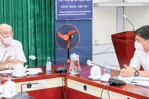 Trưởng ban Tuyên giáo Thành ủy TPHCM Phan Nguyễn Như Khuê trao đổi với lãnh đạo Quận ủy quận 5