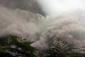Núi lửa Semeru nhả khói phun nham thạch tại Lumajang, Đông Java, Indonesia, ngày 4-12-2021. Ảnh: THX/TTXVN