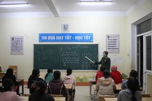 Lớp học xóa mù chữ do Đồn biên phòng Ba Tầng mở tại thôn Prin Thành (xã A Dơi, huyện Hướng Hóa, Quảng Trị)