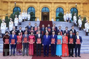 Chủ tịch nước Nguyễn Xuân Phúc với các đại sứ, trưởng cơ quan đại diện Việt Nam tại nước ngoài mới được phong hàm. Ảnh: TTXVN