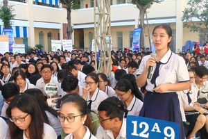  Học sinh Trường THPT Võ Thị Sáu (quận Bình Thạnh) tham gia hoạt động hướng nghiệp tại sân trường trong năm học 2019-2020. Ảnh: HOÀNG HÙNG