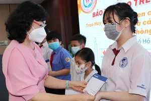 Phó Chủ tịch UBND TPHCM Phan Thị Thắng trao quà bảo trợ cho trẻ mồ côi do dịch Covid-19