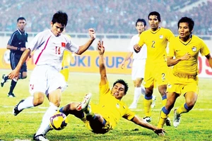 Việt Nam (trái) từng đánh bại Thái Lan ở chung kết AFF Cup 2008 để giành ngôi vô địch. Ảnh: DŨNG PHƯƠNG