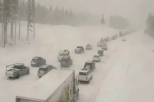 Một cơn bão tuyết với cường độ cực mạnh đã tấn công miền Tây nước Mỹ trong ngày 27-12. Ảnh: AP
