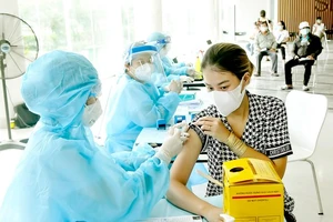 Tiêm vaccine Covid-19 cho người dân quận 7, TPHCM. Ảnh: CAO THĂNG