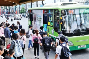 Xe buýt là phương tiện giao thông an toàn và tiết kiệm cho sinh viên